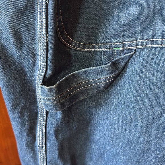 A classic! Pockets everywhere! Loop & adjustable straps. No damage/pets/smoke. - Picture 10 of 11